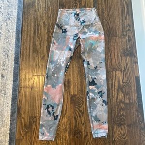 Like New Lululemon wunder under leggings size 4